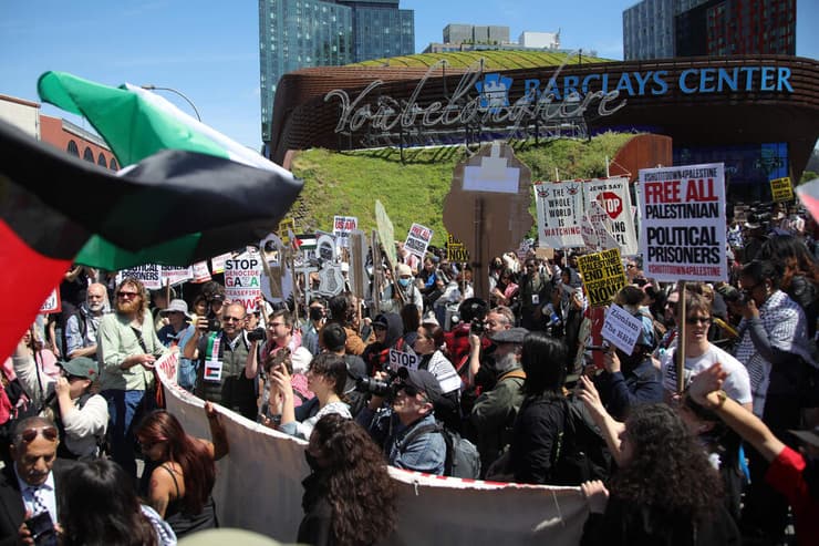 הפגנה נגד ישראל ברובע ברוקלין בניו יורק (צילום: Leonardo Munoz / AFP) הפגנות נגד ישראל ברובע ברוקלין בניו יורק