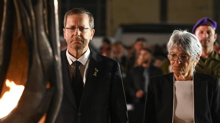 הרצוג ושרה וספי ביום הזיכרון בשנה שעברה (צילום: מעיין טואף/ לע"מ) הנשיא יצחק הרצוג בטקס הממלכתי של יום הזיכרון בכותל המערבי בירושלים