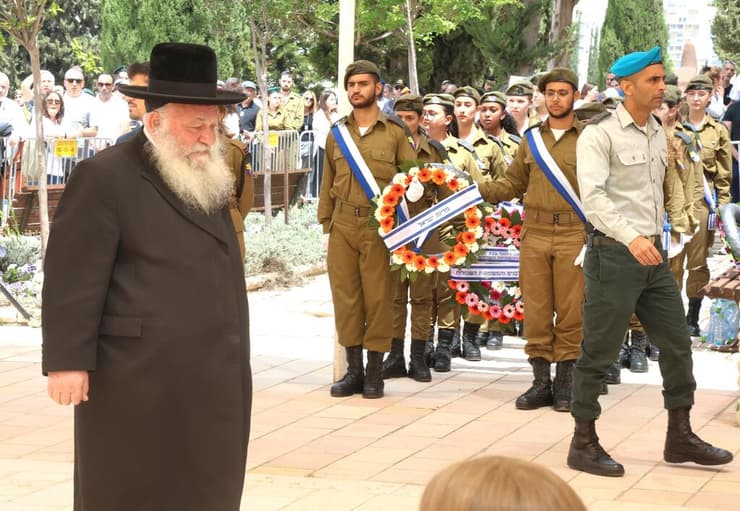 טקס יום הזיכרון בבית העלמין הצבאי ברחובות