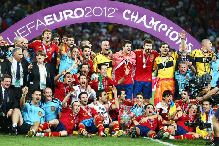 שחקני נבחרת ספרד חוגגים ב-2012 (צילום: Alex Grimm/Getty Images) שחקני נבחרת ספרד חוגגים