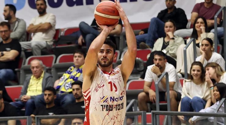 ליאור קררה זורק לשלוש (לילך וויס-רוזנברג) ליאור קררה זורק לשלוש