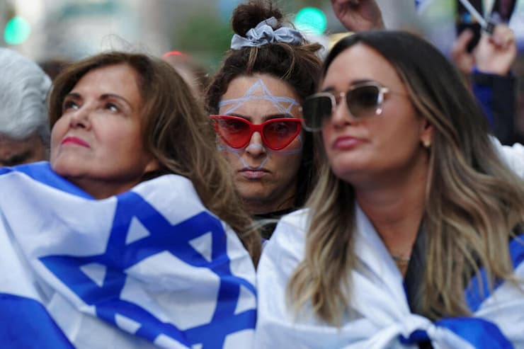 עצרת תמיכה בישראל בחודש מאי. "לא נוכל לחזור לארץ לגמרי, אבל נרצה להיות יותר בישראל" (צילום: Bing Guan / רויטרס) חוגגים את יום העצמאות בטיימס סקוור בניו יורק