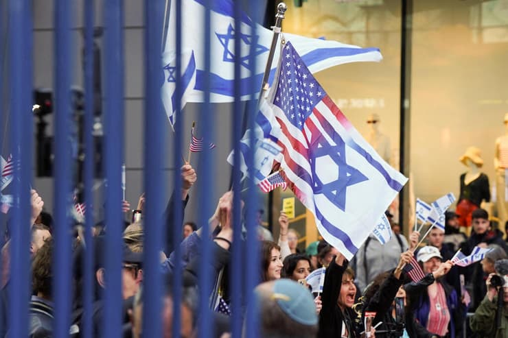 חוגגים את יום העצמאות בניו יורק. "הלב אף פעם לא יעזוב את הארץ" (צילום: Bing Guan / רויטרס) חוגגים את יום העצמאות בטיימס סקוור בניו יורק