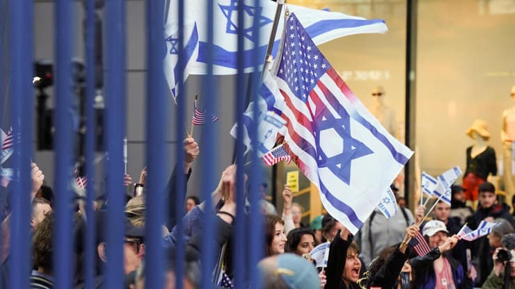 חוגגים את יום העצמאות בטיימס סקוור בניו יורק