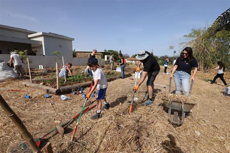 מתנדבים ומתנדבות משקמים את יישובי צפון הנגב אחרי 7 באוקטובר   