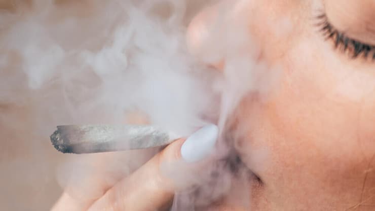 "חומר שעלול לגרום לנזק משמעותי". קנאביס (צילום: Shutterstock) מריחואנה קנאביס עישון