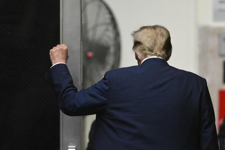 טראמפ ב בית משפט ב ניו יורק בגין תשלום דמי שתיקה לשחקנית הפורנו סטורמי דניאלס 