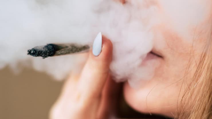 "יש לאסור באופן גורף על נהיגה לאחר שימוש בקנאביס ולקבוע רף אכיפה אפקטיבי וברור" (צילום: shutterstock) מריחואנה קנאביס עישון