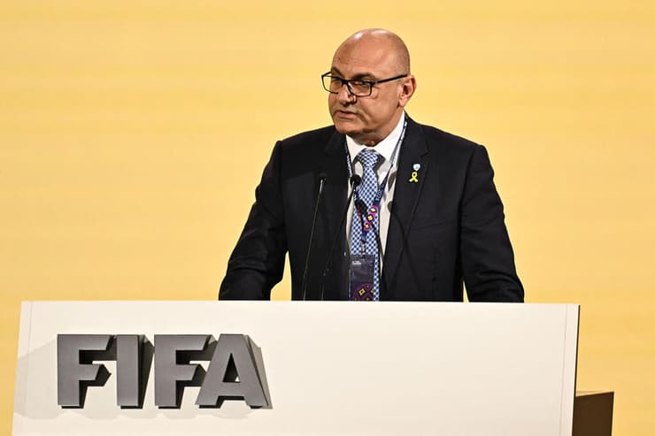 בהתאחדות יחכו. שינו זוארץ (Manan VATSYAYANA / AFP) יו"ר ההתאחדות לכדורגל שינו זוארץ