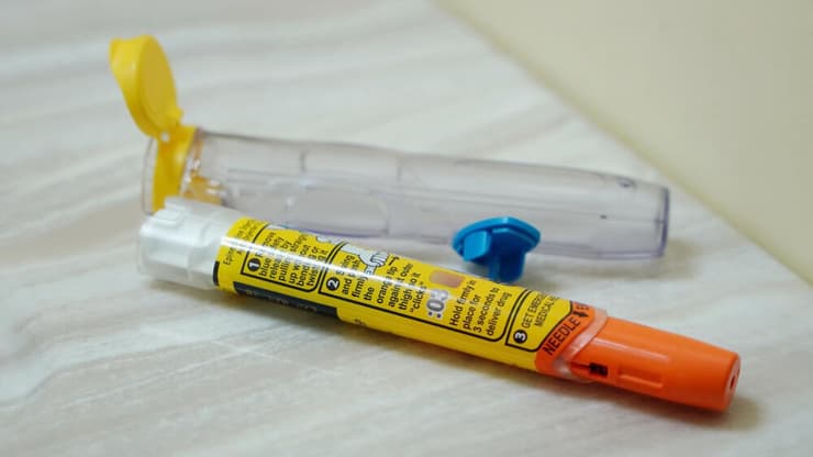 מזרק אפיפן מציל חיים: מי שאובחן עם אלרגיה לדבורניים - חייב לשאת איתו את המזרק בכל עת (צילום: Erin Deleon / Shutterstock.com) מזרק אפיפן