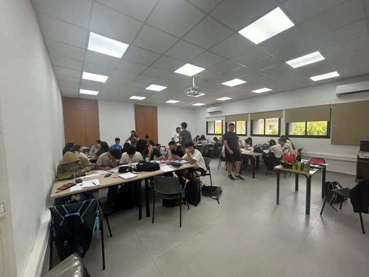 תלמידים במבחן תלמידי שדרות במבחן