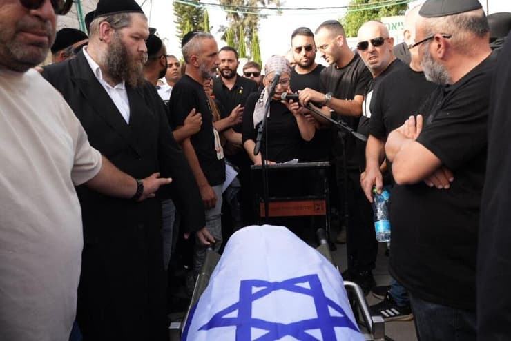 אילנה ומשמאלה שמעון בהלווייתה של עמית ז"ל. "אחרי זה הגוף התרסק" (צילום: תומר שונם הלוי) הלווייתה של עמית בוסקילה ז"ל