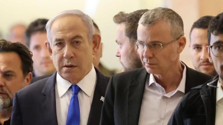 השר לוין לצד רה"מ נתניהו (צילום: אלכס קולומויסקי) מליאת הכנסת - פתיחת מושב הקיץ