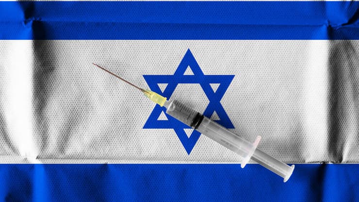 איך הידרדרה ישראל בשיעור ההתחסנות? (צילום: shutterstock) חיסון נגד קורונה על רקע דגל ישראל