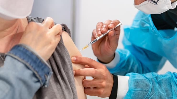 חיסון נגד קורונה בישראל. "רק 82,000 התחסנו בשנה החולפת" (shutterstock) חיסון חיסונים נגד קורונה בישראל