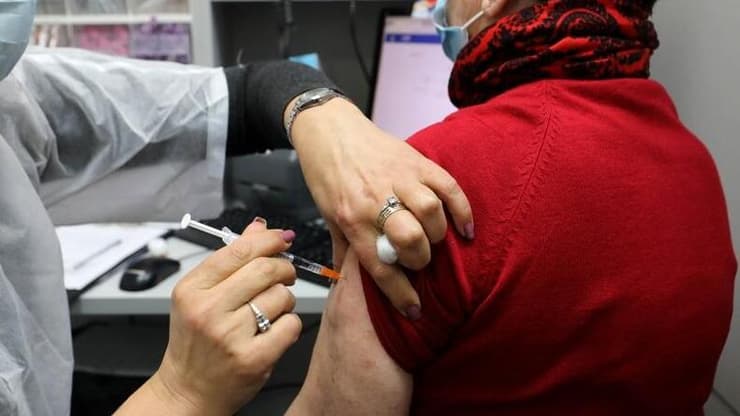 פרופ' נשר: "הרבה חולים מצטערים שהם לא התחסנו. מרבית האנשים שמאושפזים הם אנשים לא מחוסנים" (Gil Cohen Magen / Shutterstock) חיסון חיסונים נגד קורונה בישראל