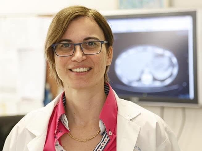 "צמצום הסל עלול לעכב באופן משמעותי את התקדמות הטיפול בחולים ולמנוע מהם טיפולים חשובים ונדרשים". פרופ' רוית גבע (צילום: ליאור צור, דוברות איכילוב ) פרופ' רוית גבע, מנהלת המרכז לגידולי מערכת העיכול, מנהלת יחידת המחקר וסגנית מנהל המערך האונקולוגי בבית החולים איכילוב