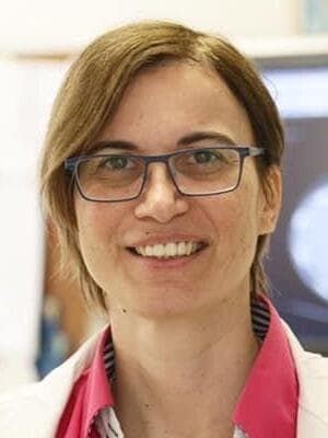 פרופ' רוית גבע, מנהלת המרכז לגידולי מערכת העיכול, מנהלת יחידת המחקר וסגנית מנהל המערך האונקולוגי בבית החולים איכילוב