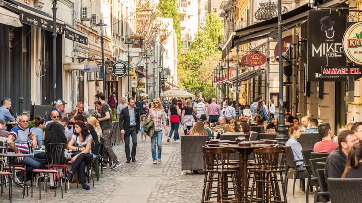 בתי קפה בבוקרשט - אחד מהיעדים הזולים באירופה (צילום: Radu Bercan / shutterstock) בתי קפה בבוקרשט
