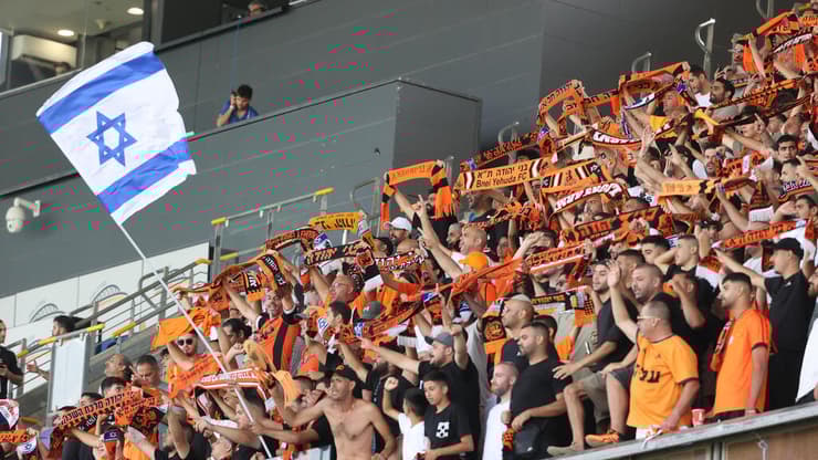 אוהדי בני יהודה במשחק של טבריה מול הרצליה