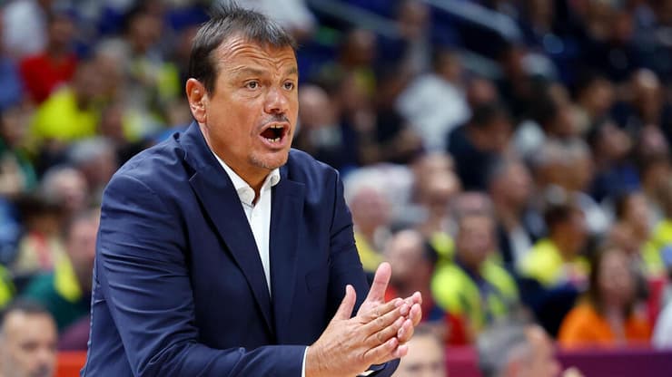 פירגן להפועל ת"א. ארגין עתמאן (REUTERS/Fabrizio Bensch) מאמן פנאתינייקוס ארגין עתמאן