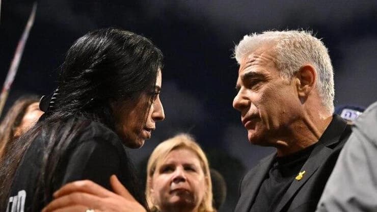 יאיר לפיד בהפגנה למען שחרור החטופים בשער בגין, תל אביב