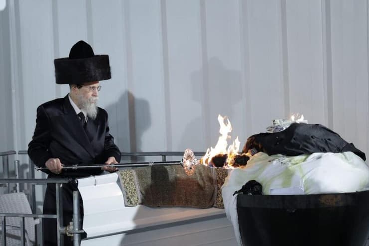 האדמו"ר מבויאן על גג ציון רשב"י במירון (צילום: ארז עוזיר, בנדה הפקות) האדמו"ר מבויאן על גג ציון רשב"י במירון