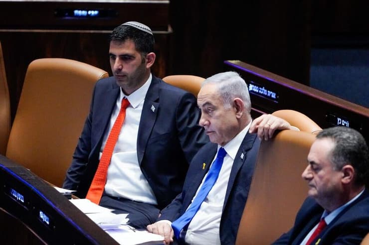 כ"ץ, נתניהו וקרעי בכנסת (צילום: שלו שלום) מליאת הכנסת ביום ה-234 למלחמה