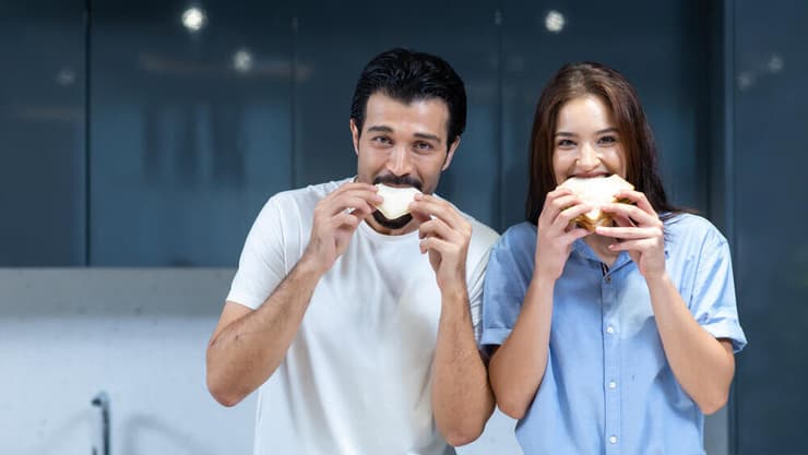 נכון להיום, אין תרופות זמינות שמאפשרות לחולי צליאק לצרוך גלוטן בבטחה – אך ייתכן שבעתיד יתפתחו טיפולים שיאפשרו זאת (צילום: shutterstock) אכילת לחם פחמימות