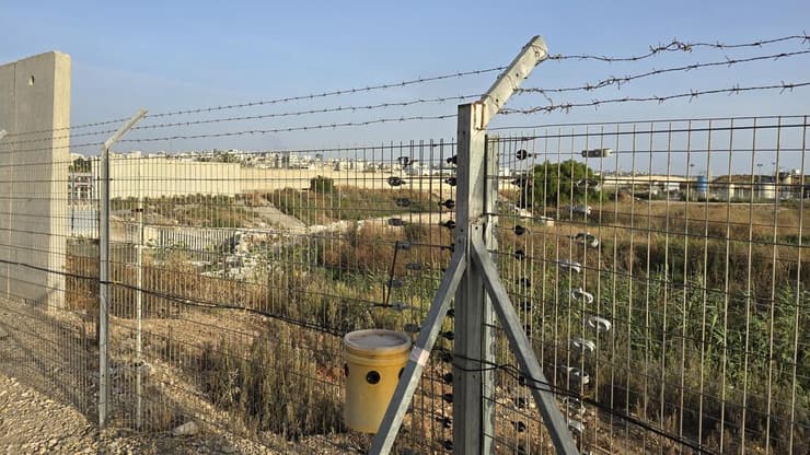 הגדר שמשקיפה על החומה. מהצד השני: טול כרם (צילום: שמוליק דודפור) ראיונות עם תושבים מפוחדים בבת חפר על רקע כניסת השבח"ים