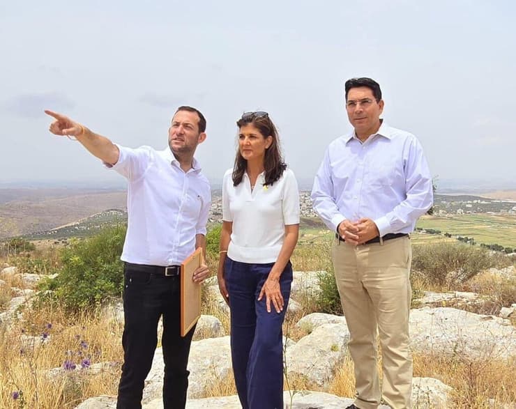 שגרירת ארה"ב לשעבר באו"ם ניקי היליי ב"מרפסת של המדינה" לצד דגן ודני דנון (צילום: רועי חדי ) ניקי היילי בסיור בשומרון