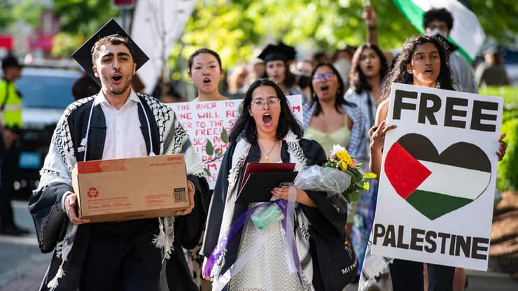 מפגינים פרו-פלסטינים באוניברסיטת MIT (צילום: Joseph Prezioso / AFP) מפגינים פרו פלסטינים במכון הטכנולוגי של מסצ'וסטס MIT בקיימברידג', מסצ'וסטס