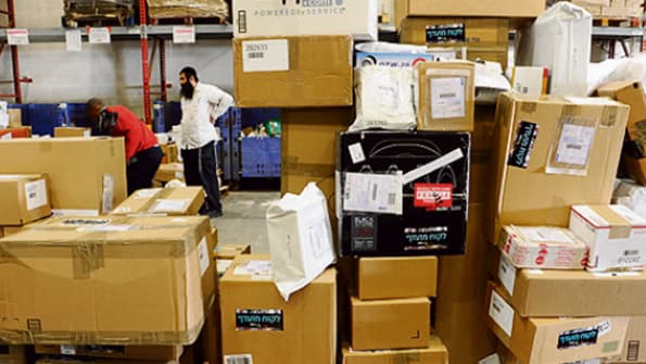 חבילות ב מחסן משלוחים של דואר ישראל ב נתבג