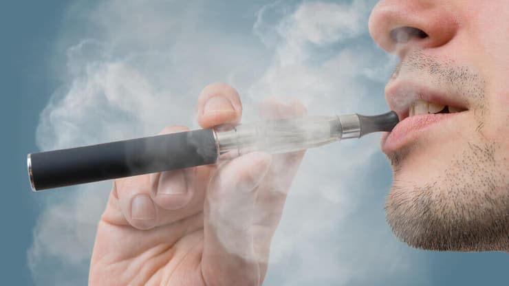 סיגריה אלקטרונית (צילום: shutterstock) עישון סיגריה אלקטרונית סיגריות אלקטרוניות