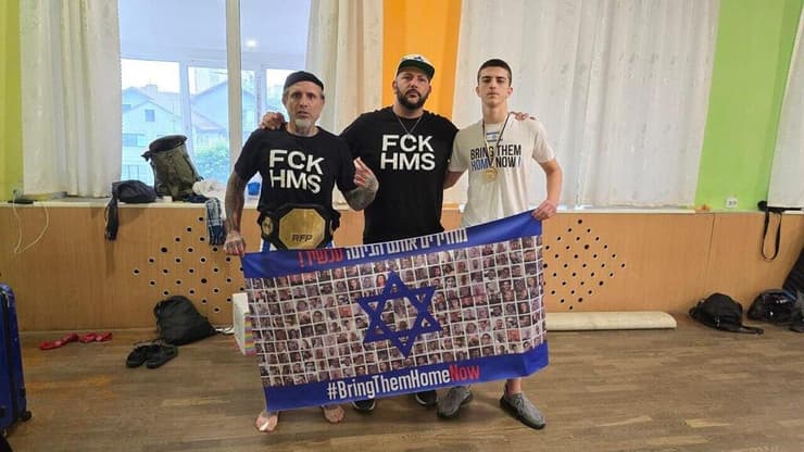 מימין: אלעד גוזלי, בן-אל חסיד וחיים, באוקראינה (צילום: פרטי) מימין: אלעד גוזלי, באמצע בן אל חסיד המאמן ומשמאל חיים גוזלי