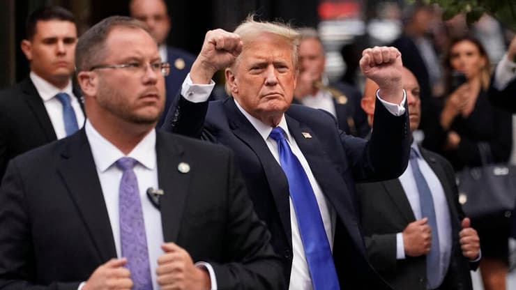 יוכל לבקש לבטל את משפטו. גזר הדין יתעכב (צילום: AFP) טראמפ מניף אגרוף מחוץ לבית משפט ב ניו יורק ארה"ב אחרי הרשעתו בפרשת דמי השתיקה ל סטורמי דניאלס