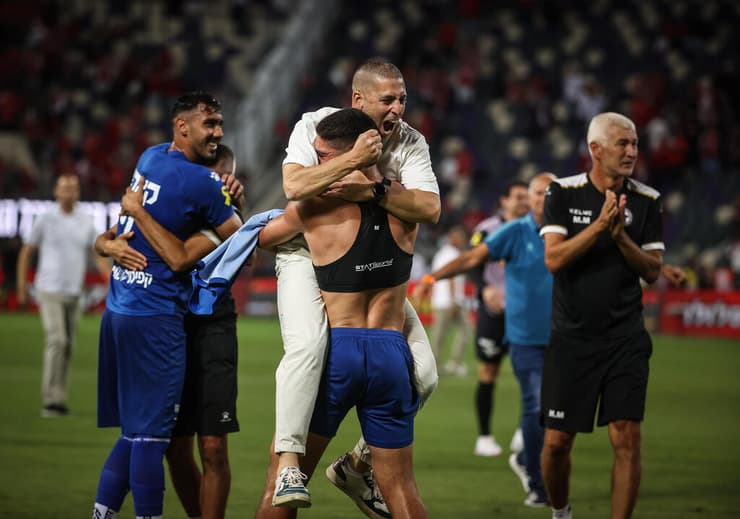 זכה עם מכבי פ"ת בגביע. קוז'וך חוגג עם שחקניו (צילום: עוז מועלם) מאמן מכבי פ"ת רן קוז'וך לאחר הזכייה בגביע המדינה