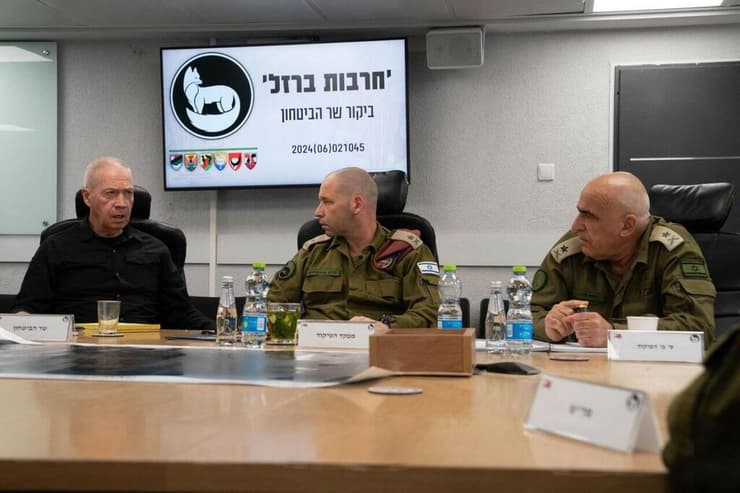 אלוף במיל' בכר בשנה שעברה, לצד אלוף הפיקוד דאז פינקלמן ושר הביטחון באותה עת גלנט (צילום: אריאל חרמוני, משרד הביטחון) שר הביטחון יואב גלנט, מקיים דיון מבצעי במפקדת פיקוד הדרום