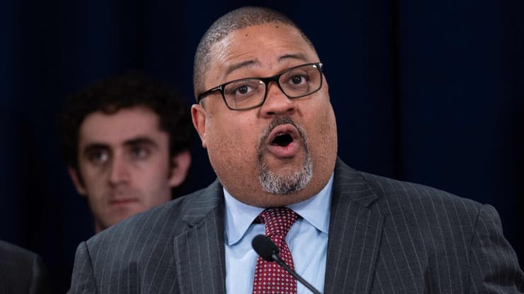 אלווין בראג, התובע המחוזי (צילום: SPENCER PLATT / GETTY IMAGES NORTH AMERICA / AFP) אלווין בראג ה תובע של מנהטן ש ניצח ב משפט הרשעה של דונלד טראמפ ארה"ב