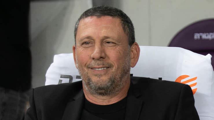 דן רומן כעוזרו של ניר קלינגר בהפועל ת"א