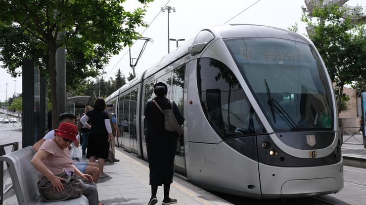 נסיעה ברכבת הקלה התייקרה ב-33% (צילום: צילום: יואב דודקביץ) הרכבת הקלה בירושלים
