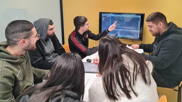 סטודנטים להנדסה במכללת אורט