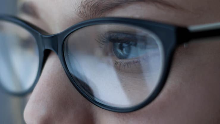 הדרך למשקפיים עוברת בבדיקה מקיפה והתאמה אישית (צילום: shutterstock) משקפיים