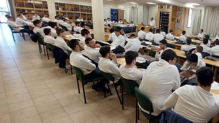 תלמידים בישיבה