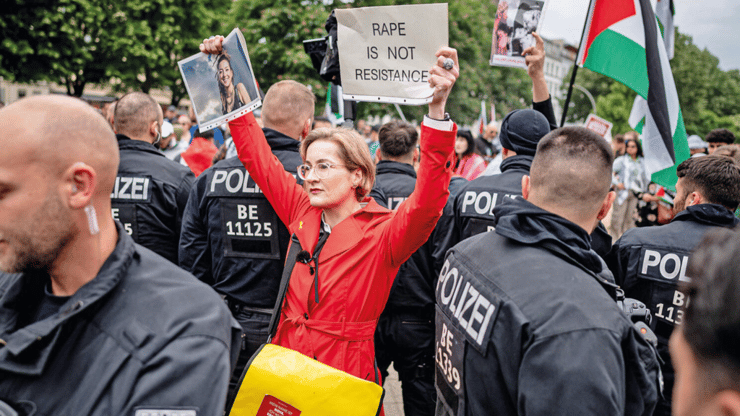  פרייסלר עם תמונתה של שני לוק, מוקפת שוטרים בהפגנה פרו-פלסטינית