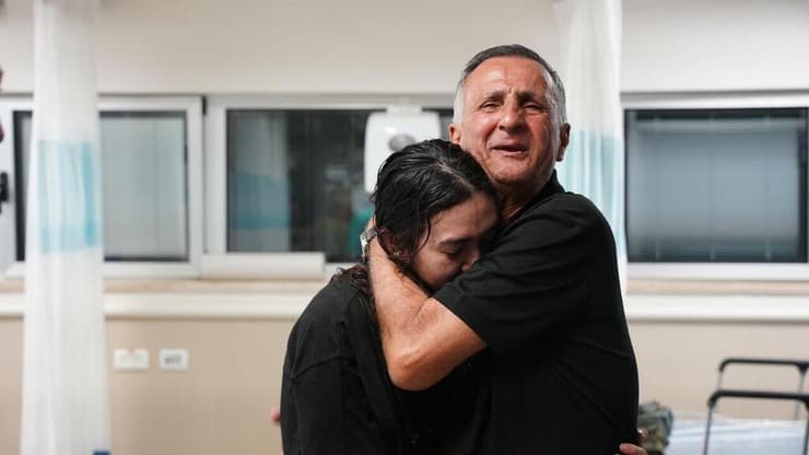 3 דקות עברו מרגע הפריצה ועד החזרה לרכב. המפגש הראשון של נועה ארגמני עם אביה יעקב (צילום: דובר צה"ל) המפגש הראשון של נועה ארגמני עם אביה יעקב