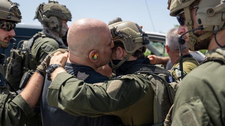 "בחילוץ החטופים - היחידה מימשה את ייעודה". שלומי זיו עם לוחמי צה"ל, אחרי החילוץ (צילום: דובר צה"ל) המפגש הראשון של שלומי זיו עם משפחתו