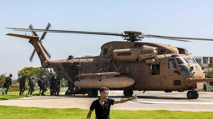 נחיתת מסוק צה"ל בשיבא בסיום מבצע ארנון לחילוץ חטופים. ארכיון (צילום: JACK GUEZ / AFP) מסוק צה"ל