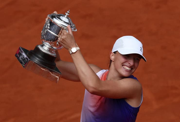 שוויונטק עם הגביע ברולאן גארוס ביוני האחרון (צילום: REUTERS/Stephanie Lecocq) שוויונטק והגביע