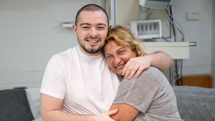 הכוחות הגיעו לשלושת החטופים תוך שניות מהפריצה. אלמוג מאיר ג'אן מתחבק עם אמו אחרי החילוץ הכוחות הגיעו לשלושת החטופים תוך שניות מהפריצה. אלמוג מאיר ג'אן מתחבק עם אמו אחרי החילוץ